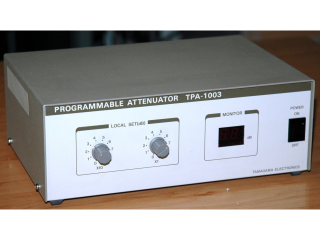 Tamagawa Electronics TPA-1003, programovatelný zeslabovač, s dálkovým ovladačem TBC-107