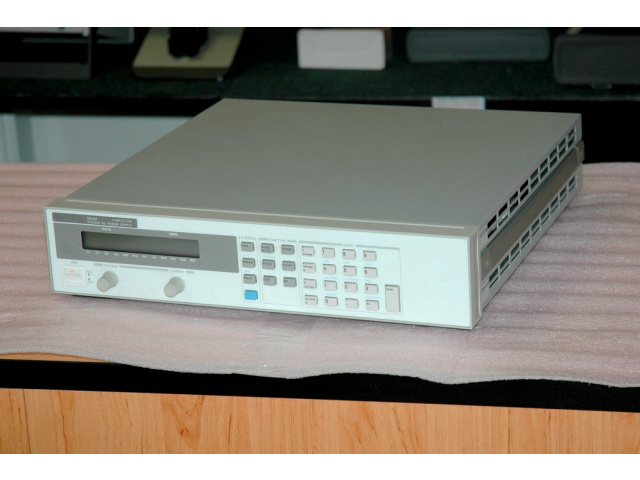  Hewlett Packard 6644A, stejnosměrný stabilizovaný zdroj