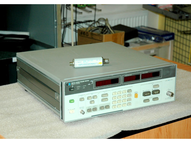Hewlett Packard 8970A + 346B, měřič šumového čísla + zdroj šumu